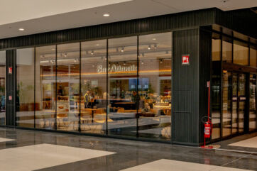 Bar Atlantic Milano: vetrina del locale con tavoli e sedie. Nuova apertura, design moderno.