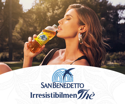 Donna beve San Benedetto Thè. Irresistibilmente Thè San Benedetto, gusto e freschezza.