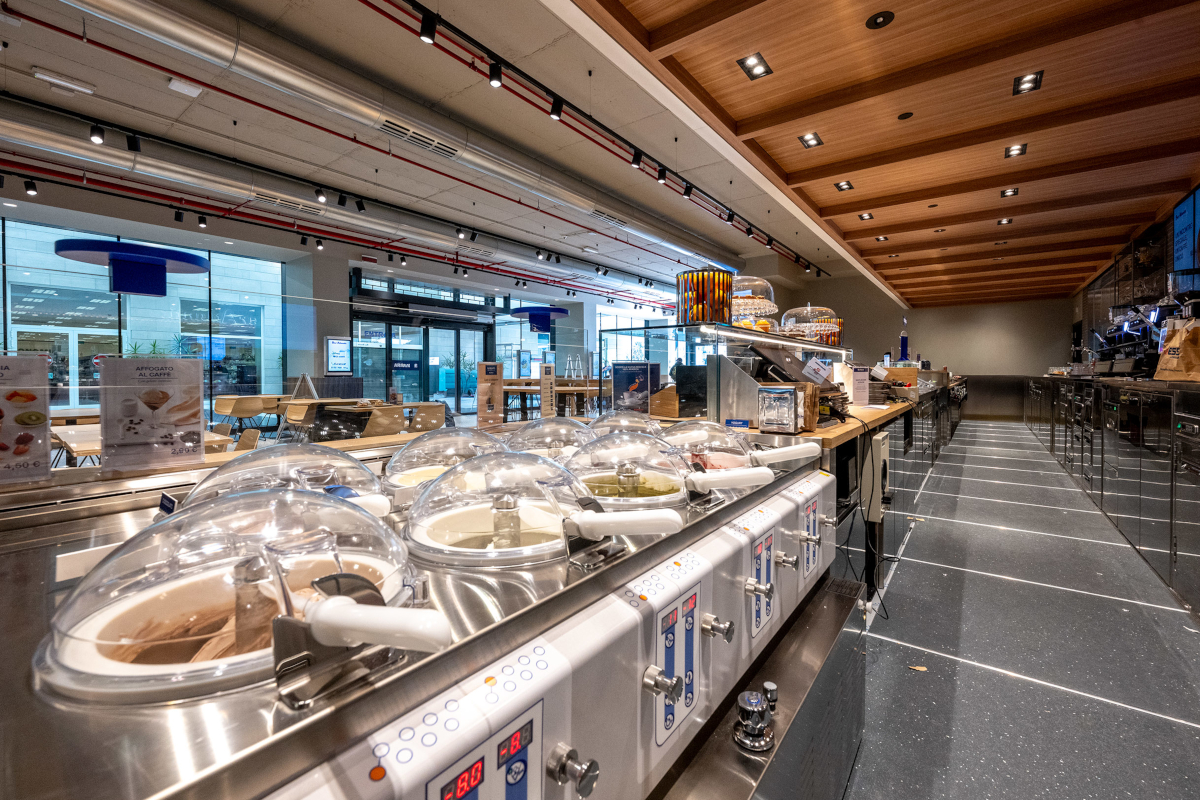 Bar Atlantic Milano: vetrina gelati artigianali. Nuovo locale, design moderno e invitante.