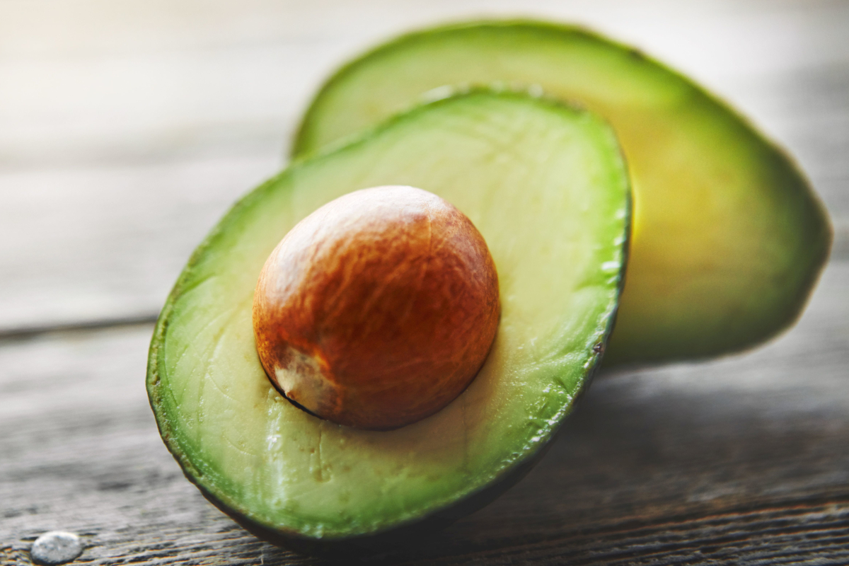 Avocado tagliato a metà. Frutta fresca, sana e ricca di vitamine. Ideale per ricette e dieta.