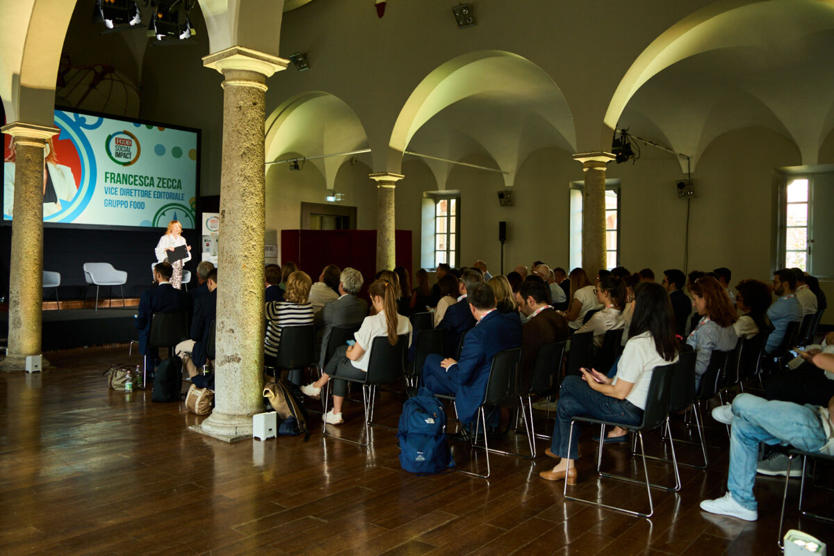 Evento Food 35: Francesca Zecca parla alla community. Persone sedute ascoltano.