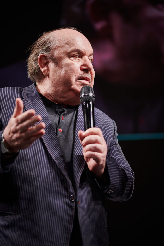 Uomo al microfono al Food Summit 2018. Relatore durante evento community Food 35.