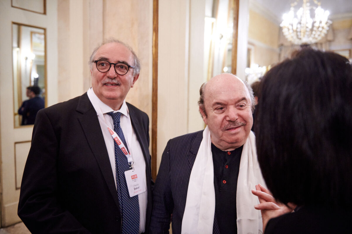 Food Summit 2018: Incontro community. Uomini sorridenti a evento Food 35.