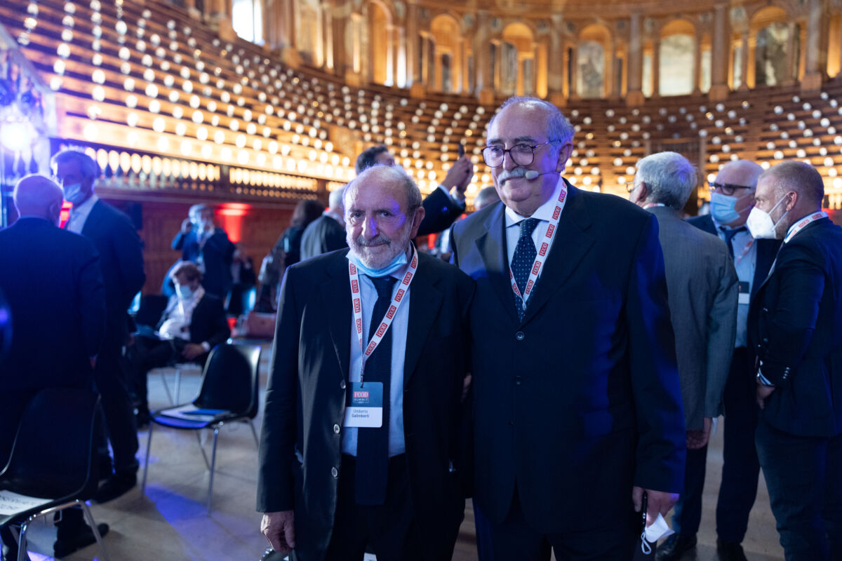 Food Summit 2021: Incontro della community. Uomini in giacca e cravatta all'evento.