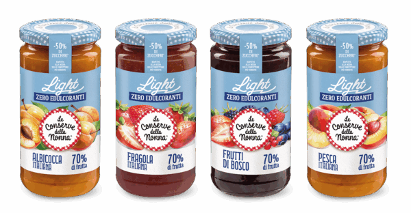 Quattro confetture light Le Conserve della Nonna: albicocca, fragola, frutti di bosco, pesca.