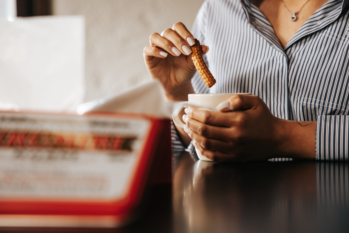 Compagnia del Gusto-Donna con krumiro Rossi e tazza. Biscotti tipici piemontesi, colazione golosa.