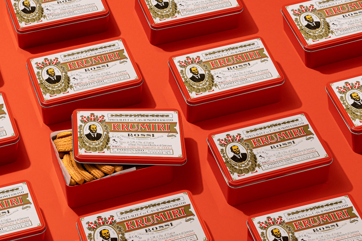 Scatole rosse di Krumiri Rossi, biscotti tipici del Monferrato. Specialità dolciaria italiana.