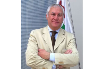 Ritratto di Luca Silvestrelli, direttore commerciale. Giacca beige, cravatta marrone. Professionista, uomo d'affari. - TreValli Cooperlat