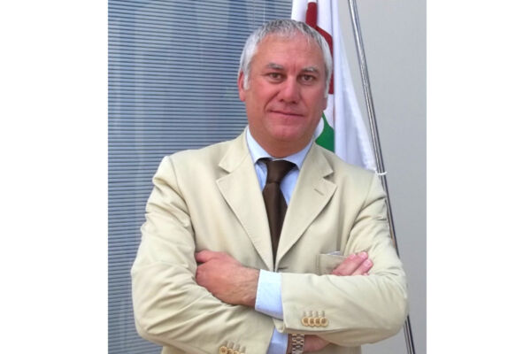 Ritratto di Luca Silvestrelli, direttore commerciale. Giacca beige, cravatta marrone. Professionista, uomo d'affari. - TreValli Cooperlat