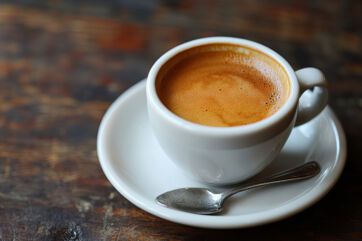 Caffè espresso italiano in tazza bianca con piattino e cucchiaino. Aroma intenso. - Unionfood