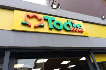 Insegna Todis Rione: supermercati di prossimità nel Lazio. Logo Todis su sfondo giallo. Offerte e qualità a portata di mano.