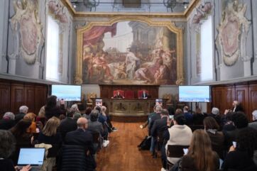 Conferenza Tuttofood 2026 a Fiere di Parma. Sala affrescata con pubblico, relatori al tavolo. Evento settore food.