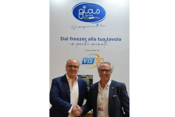 Accordo Gias e Vis: partnership strategica nel mercato dei surgelati. Due uomini si stringono la mano.