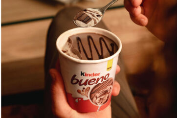 Gelato Kinder Bueno in vaschetta. Cucchiaio con gelato e cioccolato. Nuovo gelato Ferrero.