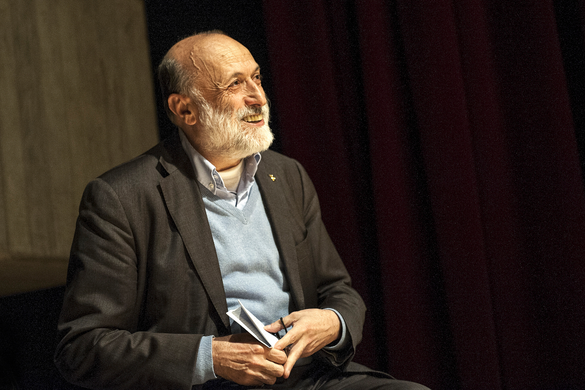 Carlo Petrini, fondatore di Slow Food. Sorridente, barba bianca, giacca scura. Addio a Petrini.