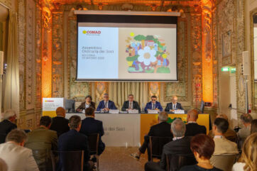 Assemblea Conad: bilancio 2025 approvato. Immagine dell'evento a Bologna. Crescita e risultati Conad.