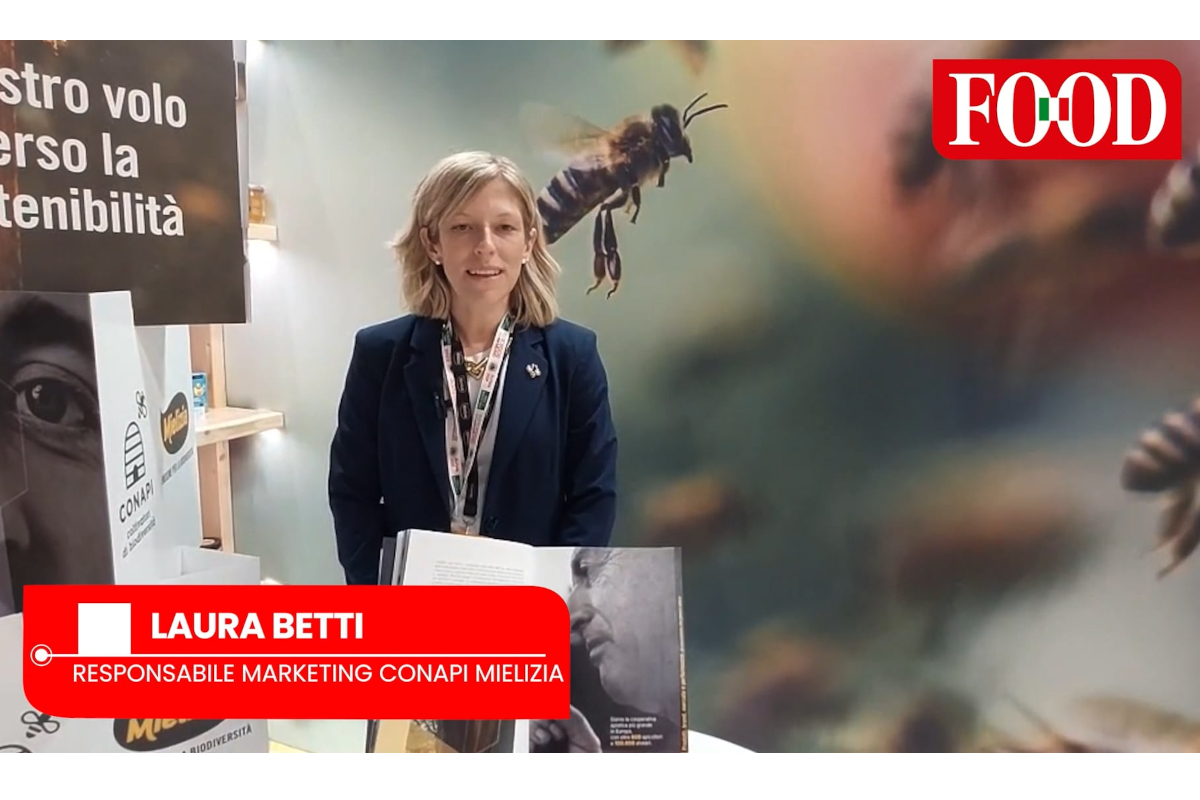 Conapi Mielizia a Tuttofood 2026. Laura Betti presenta il bilancio di sostenibilità. Ape e stand Conapi.