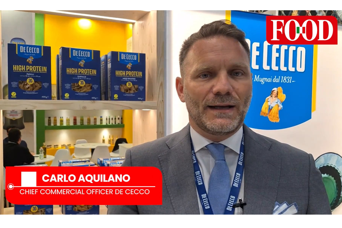 De Cecco a TuttoFood 2026: focus su pasta high protein. Stand con confezioni pasta De Cecco e Carlo Aquilano.