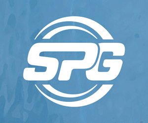 Logo SPG bianco su sfondo azzurro. Bozza automatica.