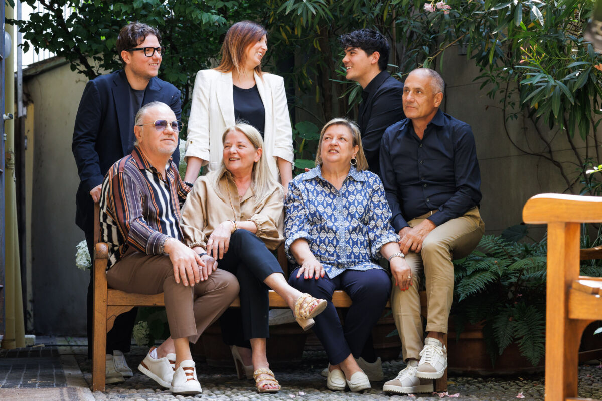 Famiglia Scoiattolo: foto di gruppo per la nuova linea produttiva automatizzata. Persone sorridenti.