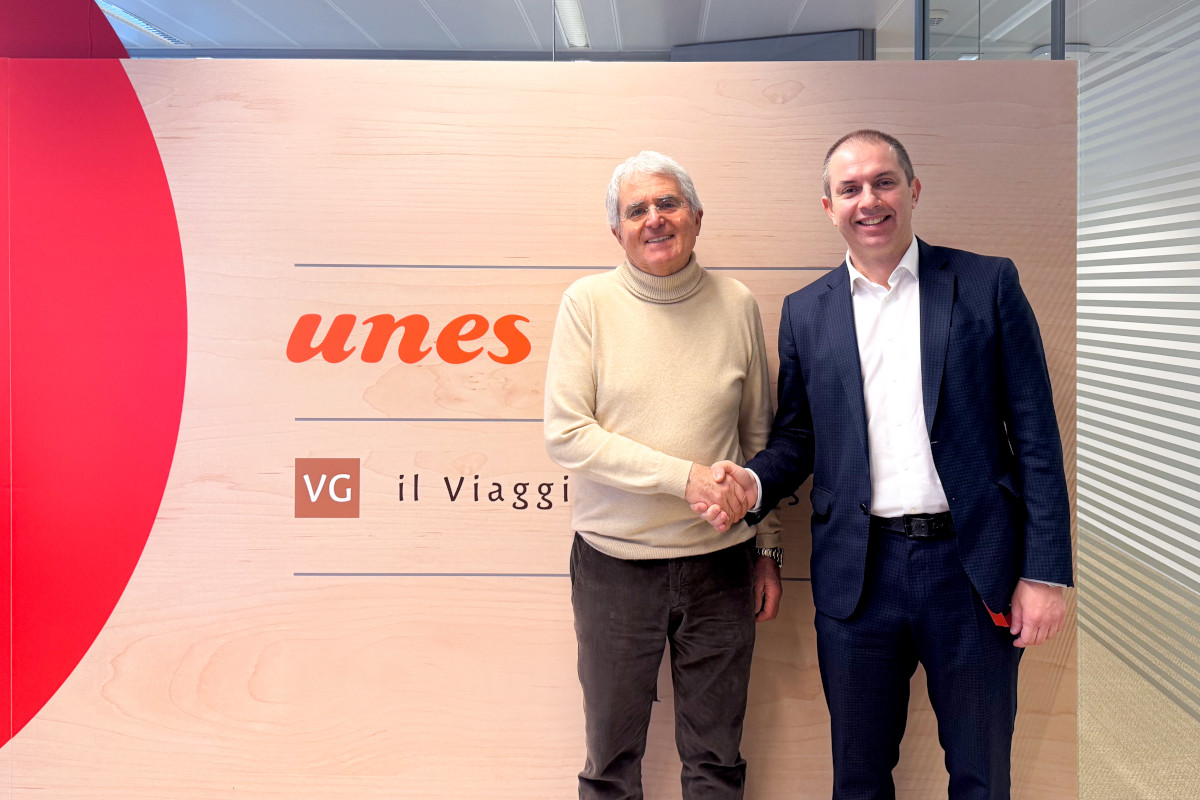 Fiorenzo Borello e Armando Strano di UNES si stringono la mano. Partnership aziendale.