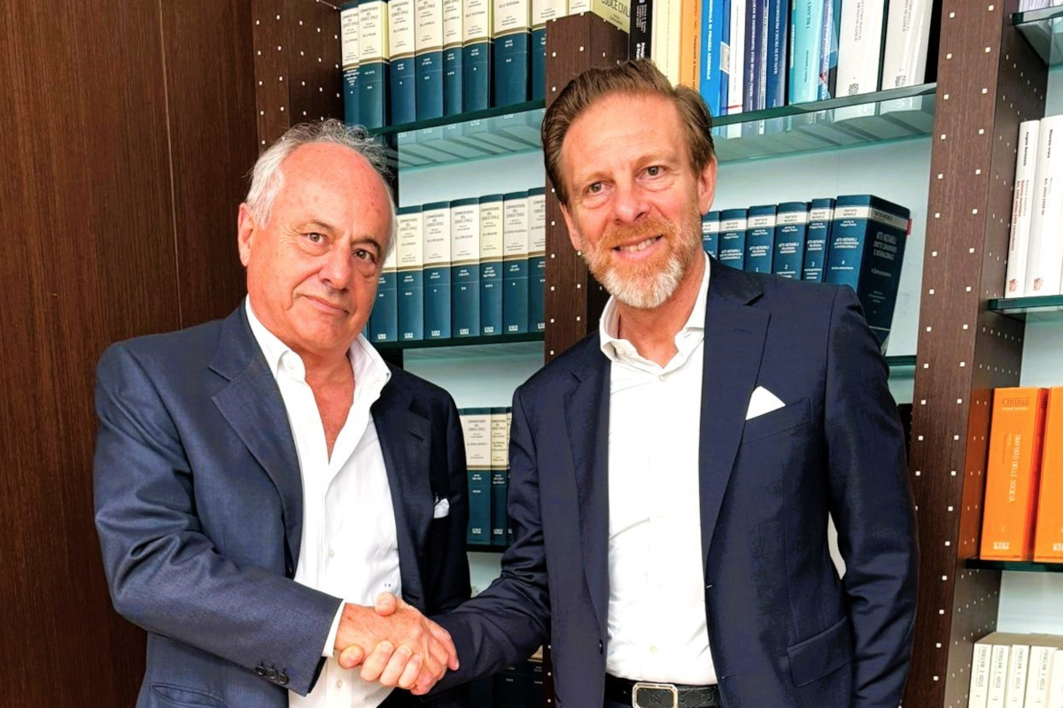 Flavio Amadori e Stanislao Fabbrino si stringono la mano. Acquisizione Unconventional, plant based Amadori.