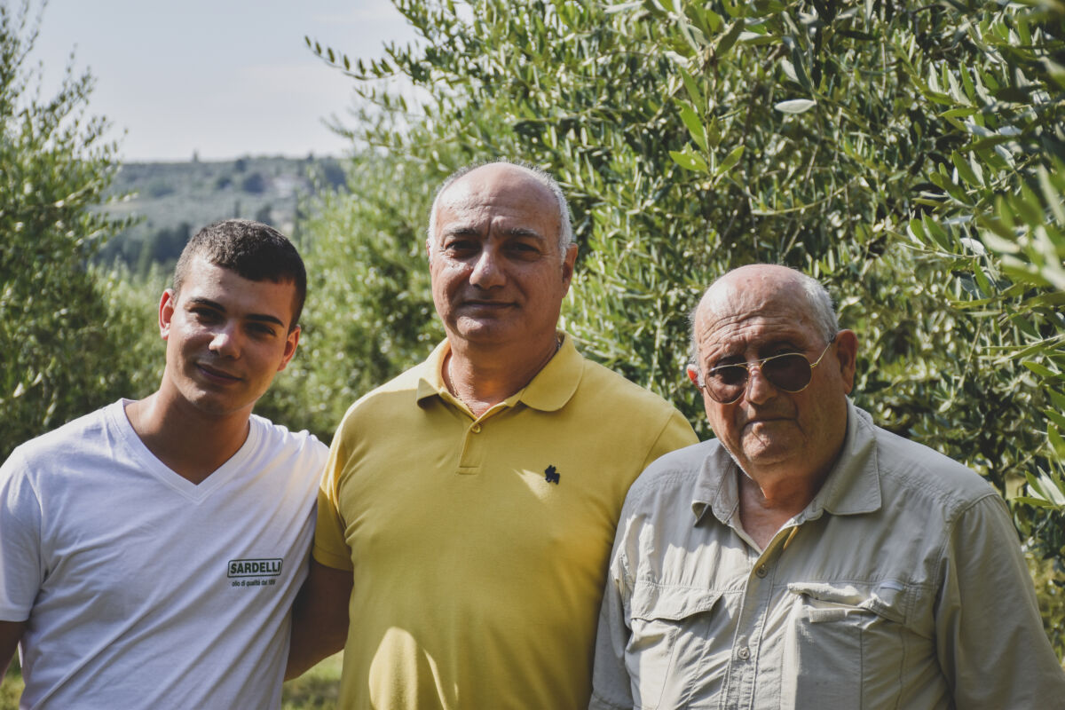 Oleificio Sardelli: Famiglia di produttori di olio extravergine d'oliva toscano. Generazioni a confronto.