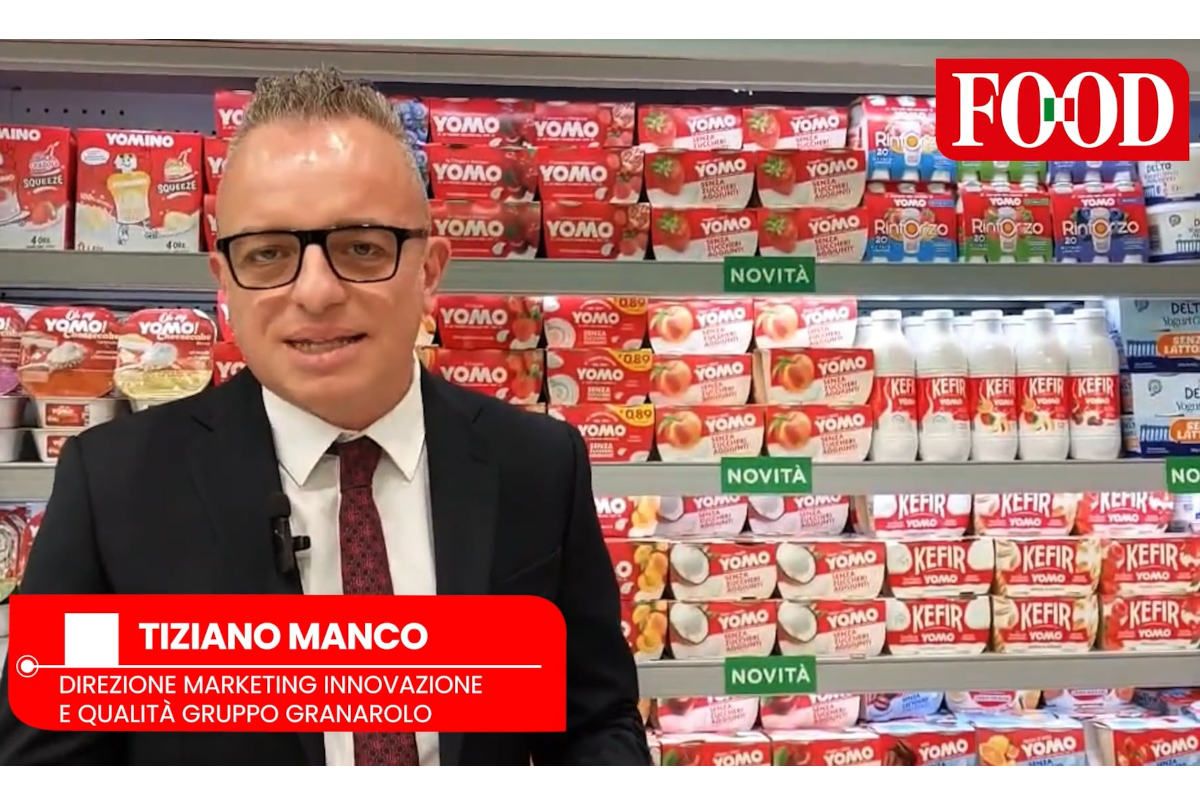 Tiziano Manco di Granarolo a Tuttofood 2026. Yogurt Yomo e Kefir sullo sfondo. Benessere e internazionalizzazione.