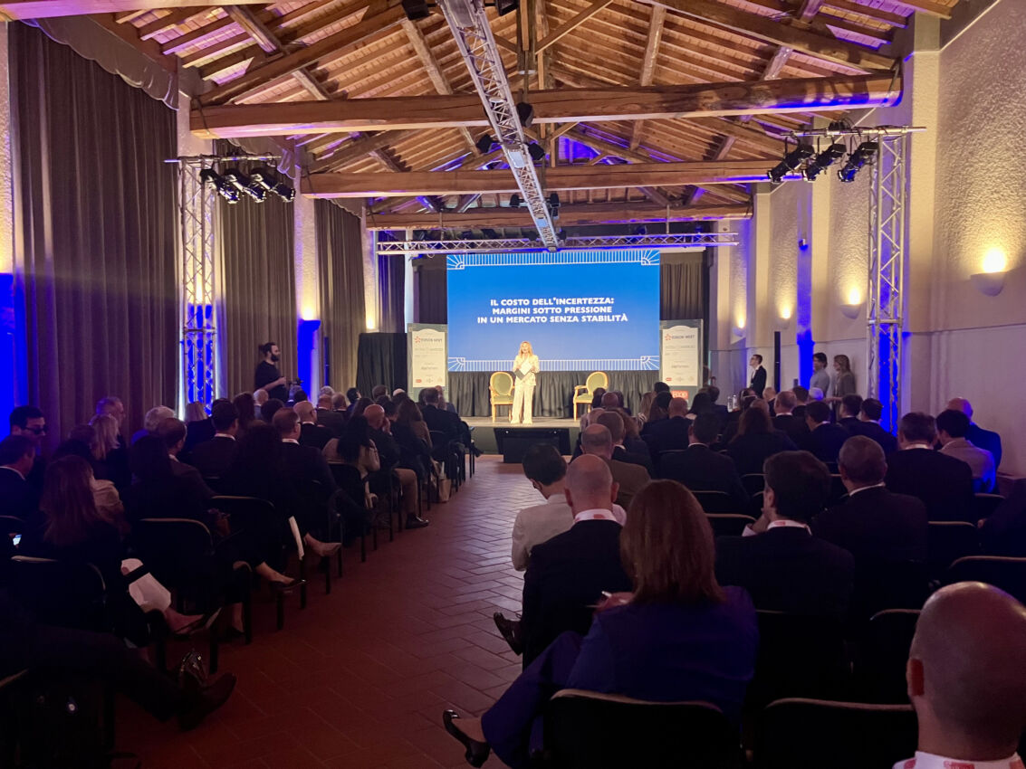 Food Summit 2026: pubblico assiste a presentazione su volatilità e valore durevole.
