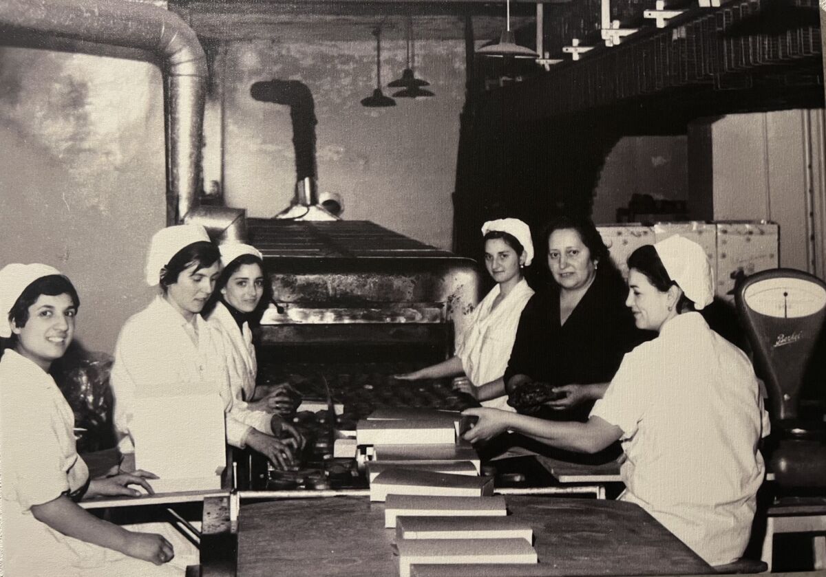 Storica foto in bianco e nero della produzione artigianale di panettoni Grondona.