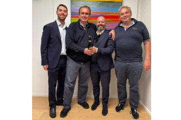 Inalpi Holding lancia Inlife Science: gruppo di persone festeggia con una bottiglia. Ricerca e sviluppo.