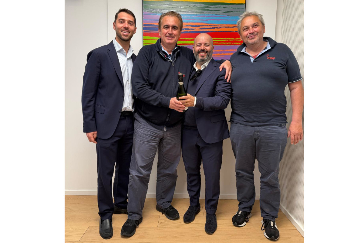 Inalpi Holding lancia Inlife Science: gruppo di persone festeggia con una bottiglia. Ricerca e sviluppo.