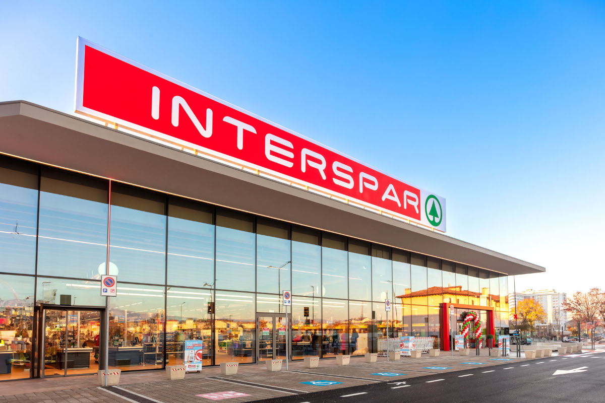Despar Nord-Esterno di un negozio Interspar in Veneto. Supermercato Despar Nord con vetrine ampie e insegna rossa.