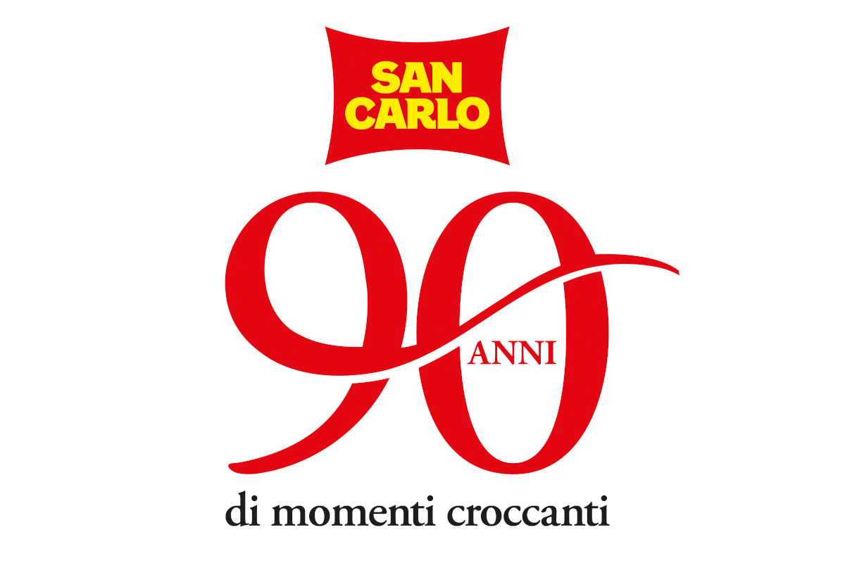 Logo San Carlo 90 anni: celebrazione del marchio italiano di patatine. Grafica rossa e gialla, momenti croccanti.