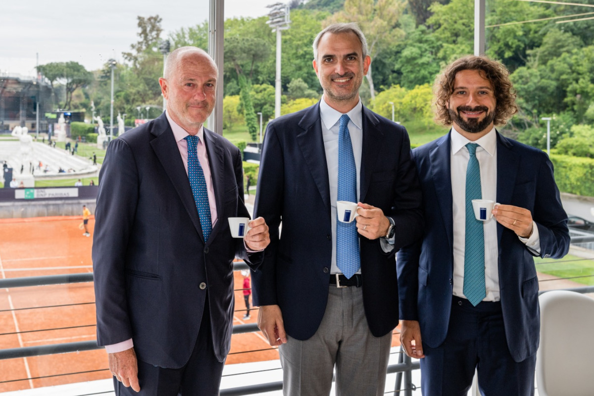 Lavazza agli Internazionali di Tennis Roma: tre uomini con tazzine di caffè.