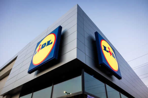 Insegna Lidl Italia. Facciata del supermercato con logo giallo e blu. Offerte e prodotti alimentari Lidl.