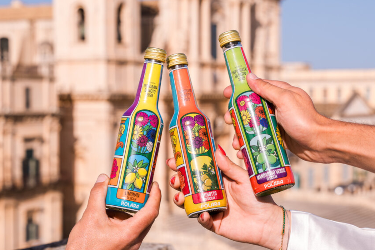 Bibite Polara edizione limitata Infiorata di Noto. Bottiglie colorate con motivi floreali. #Polara #InfiorataNoto