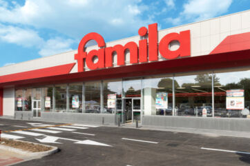 Supermercato Famila a Busto Arsizio. Facciata esterna con insegna rossa. Negozio di alimentari, spesa.
