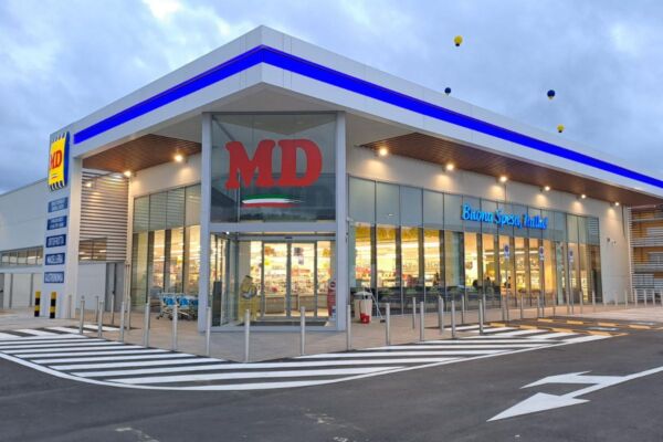 Esterno del supermercato MD. Facciata moderna, insegna MD ben visibile. Offerte e promozioni MD.