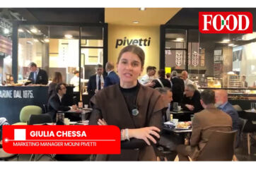 Giulia Chessa, Molino Pivetti, a Tuttofood. Stand Pivetti con persone. Farine Pivetti per professionisti.