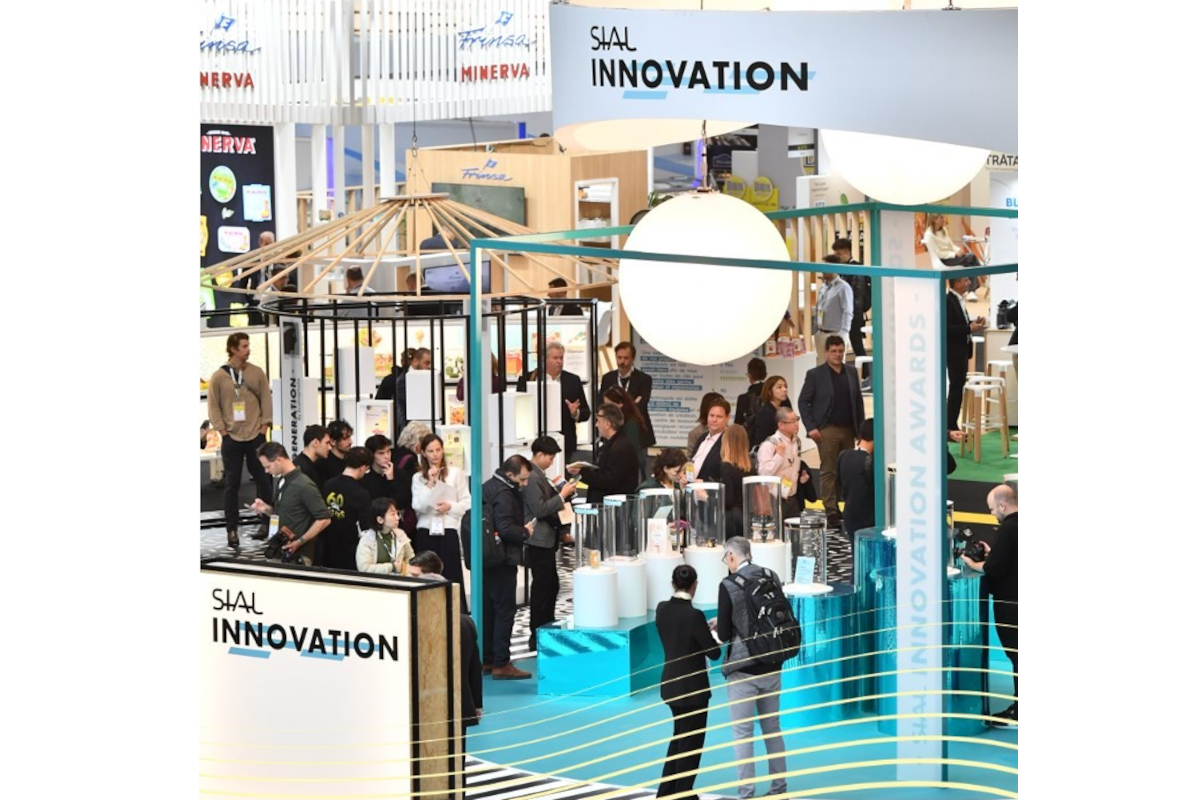 Folla a SIAL Paris, fiera agroalimentare. Innovazione e transizione sostenibile in primo piano.