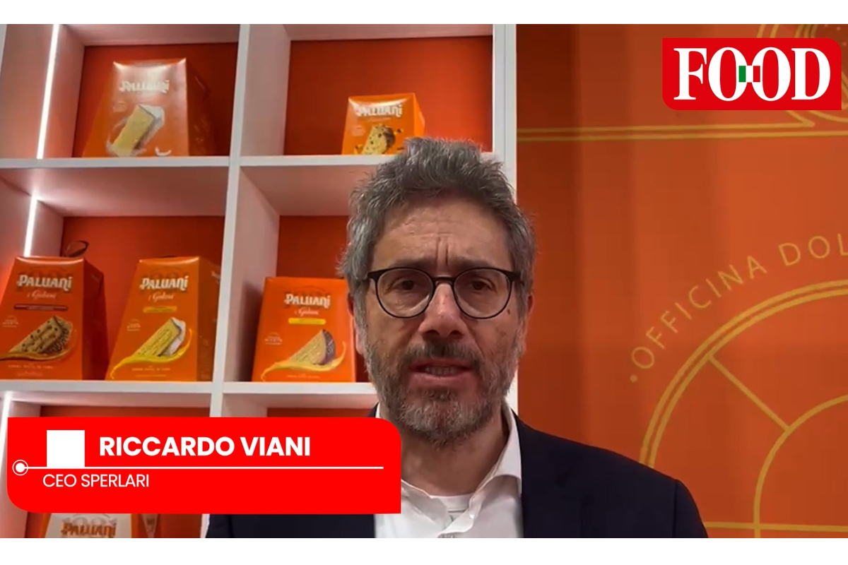 Riccardo Viani (CEO Sperlari) a Tuttofood 2026. Stand Paluani con panettoni e dolci natalizi.
