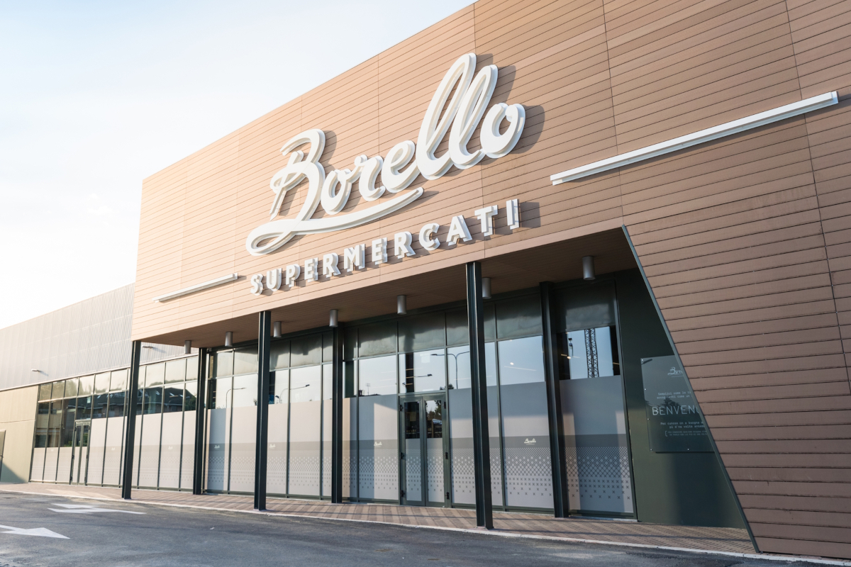 Facciata del supermercato Borello. Insegna Borello Supermercati in grande. Ingresso con vetrine.
