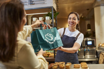 Too Good To Go in Italia: commerciante consegna borsa sorpresa a cliente. Anti-spreco alimentare, sostenibilità.