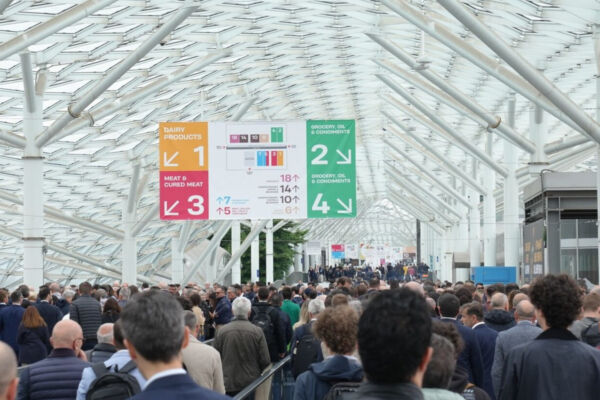 Folla a Tuttofood Milano. Indicazioni per prodotti lattiero-caseari, carne, alimentari e condimenti. #TUTTOFOOD #Milano #fiere