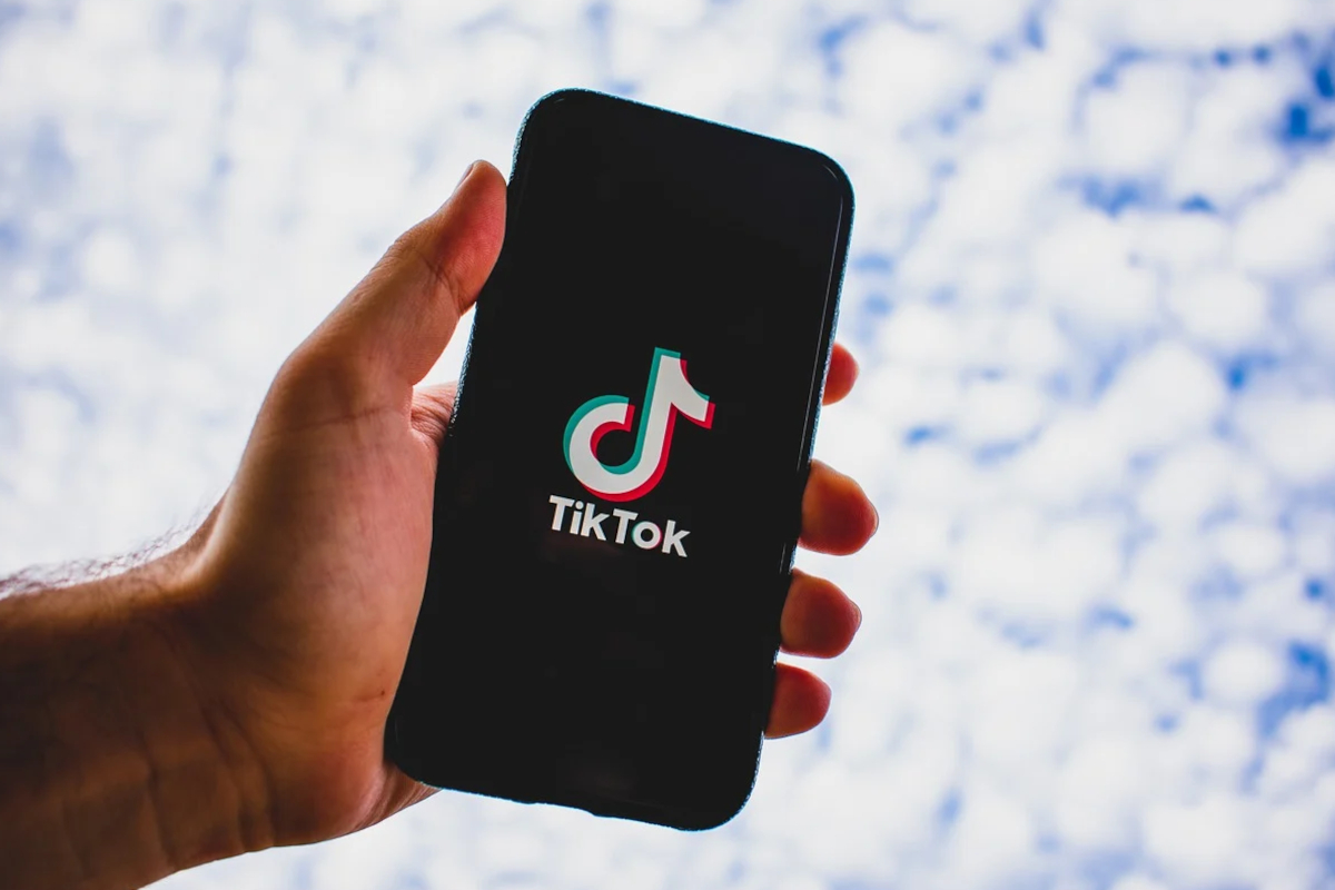 TikTok su smartphone. Retail digitale e trasformazione con TikTok.