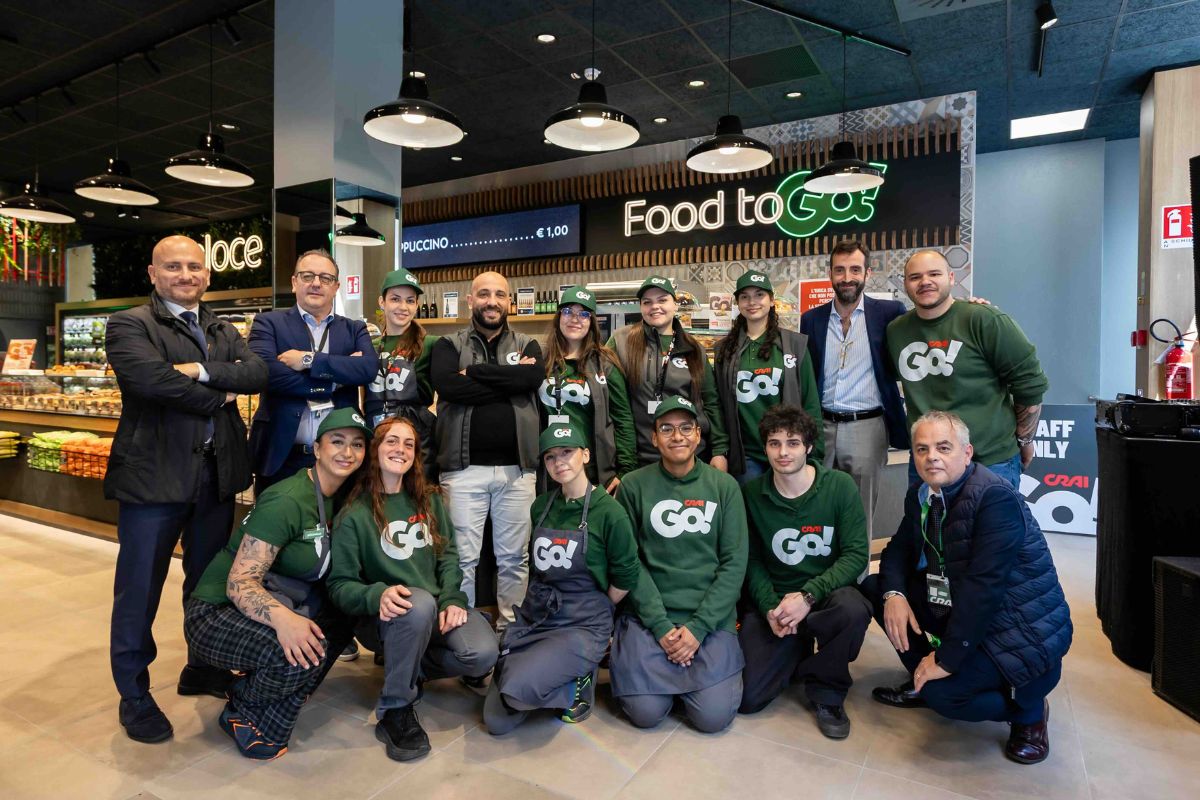 Inaugurazione CraiGo! Torino: team sorridente. Nuovo negozio alimentare, food to go.