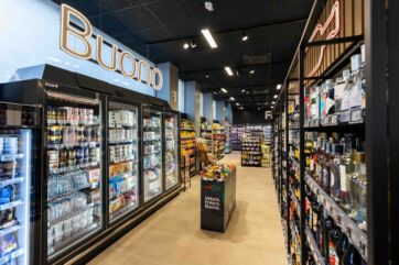 Interno del supermercato CRAIGO! a Torino con scaffali di prodotti freschi e surgelati.