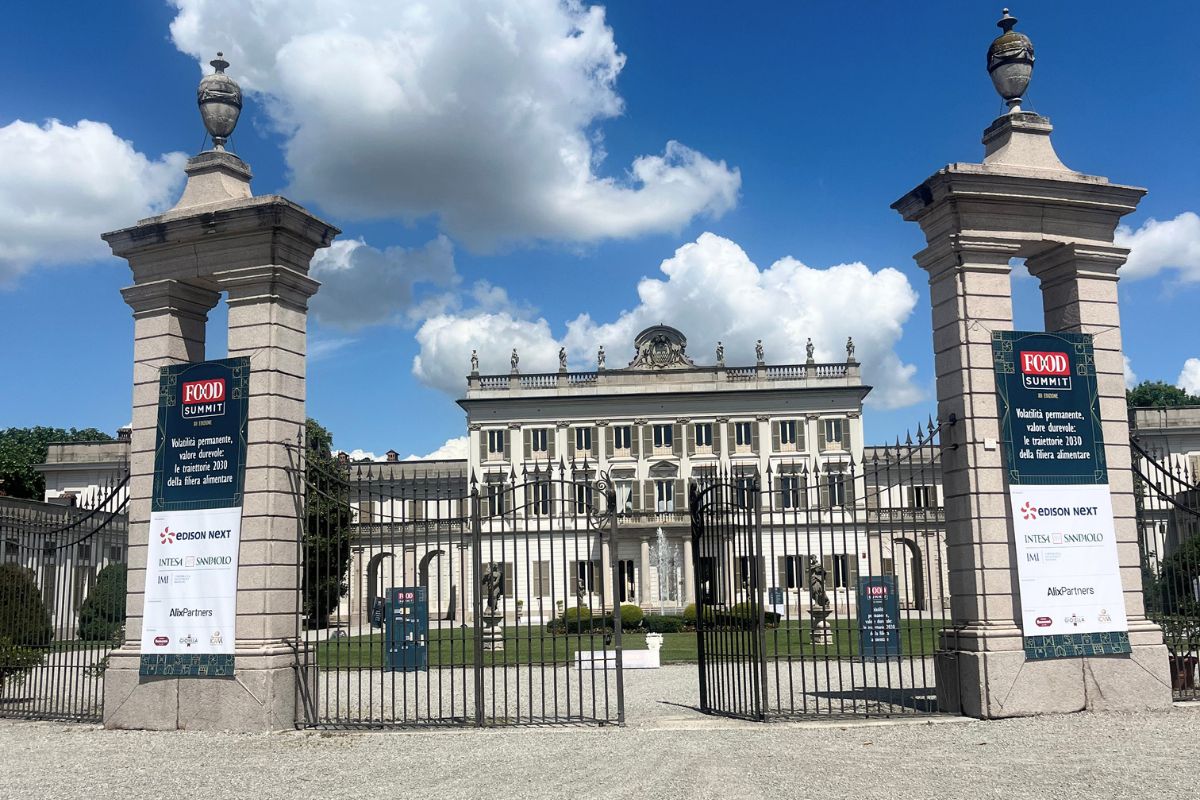 Food Summit 2026: evento filiera alimentare. Villa storica con cartelli evento.