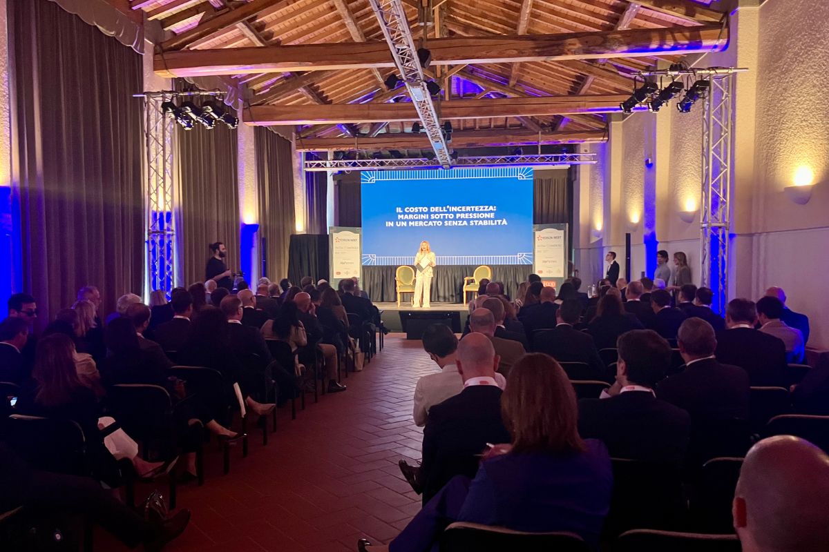Food Summit 2026: sala conferenze gremita. Agroalimentare italiano discute volatilità e strategie 2030.
